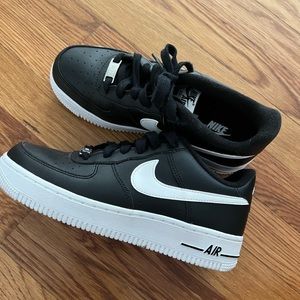 Black Nike Air Forces in size Youth 5.5 brand new condition only worn twice